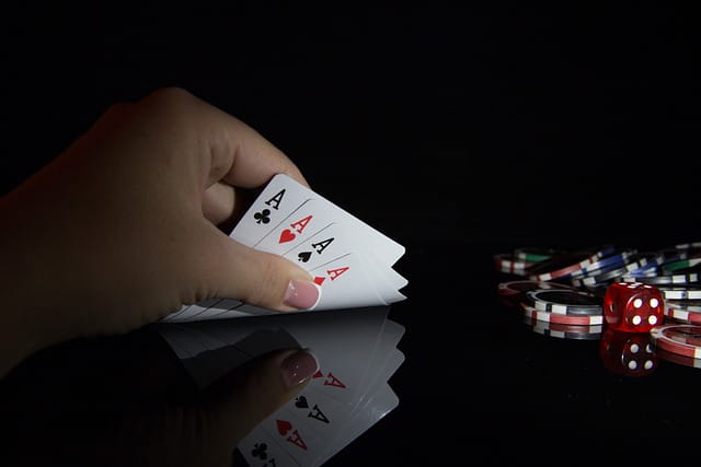 Karten und Chips von Online Casino Poker.